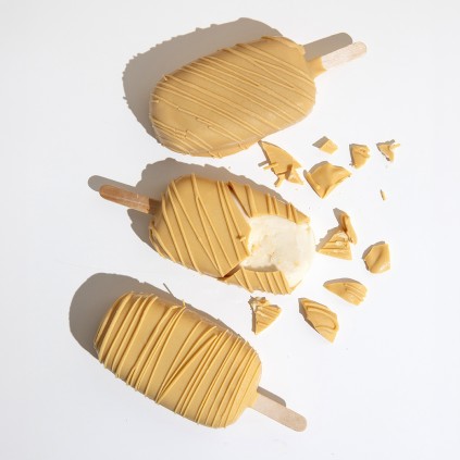 BOMBÓN HELADO DE CARBAYÓN Y CHOCOLATE CARAMELIZADO