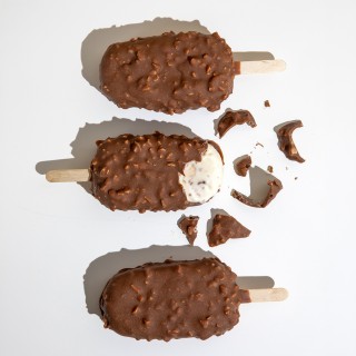 BOMBÓN HELADO DE CARBAYÓN Y CHOCOLATE ALMENDRADO