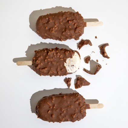 BOMBÓN HELADO DE CARBAYÓN Y CHOCOLATE ALMENDRADO